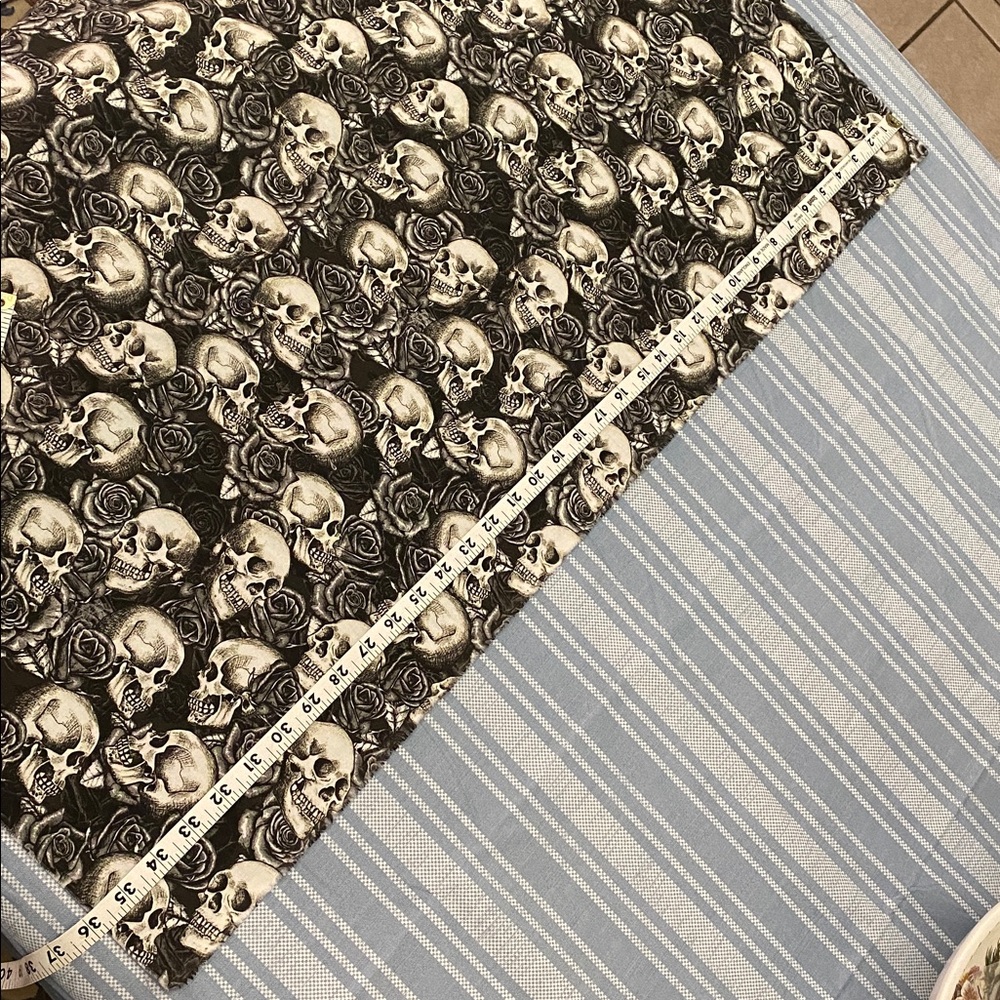 Joanne Fabric Cotton 1 yard 36” x 44” Roses Skulls Black - Picture 5 of 6